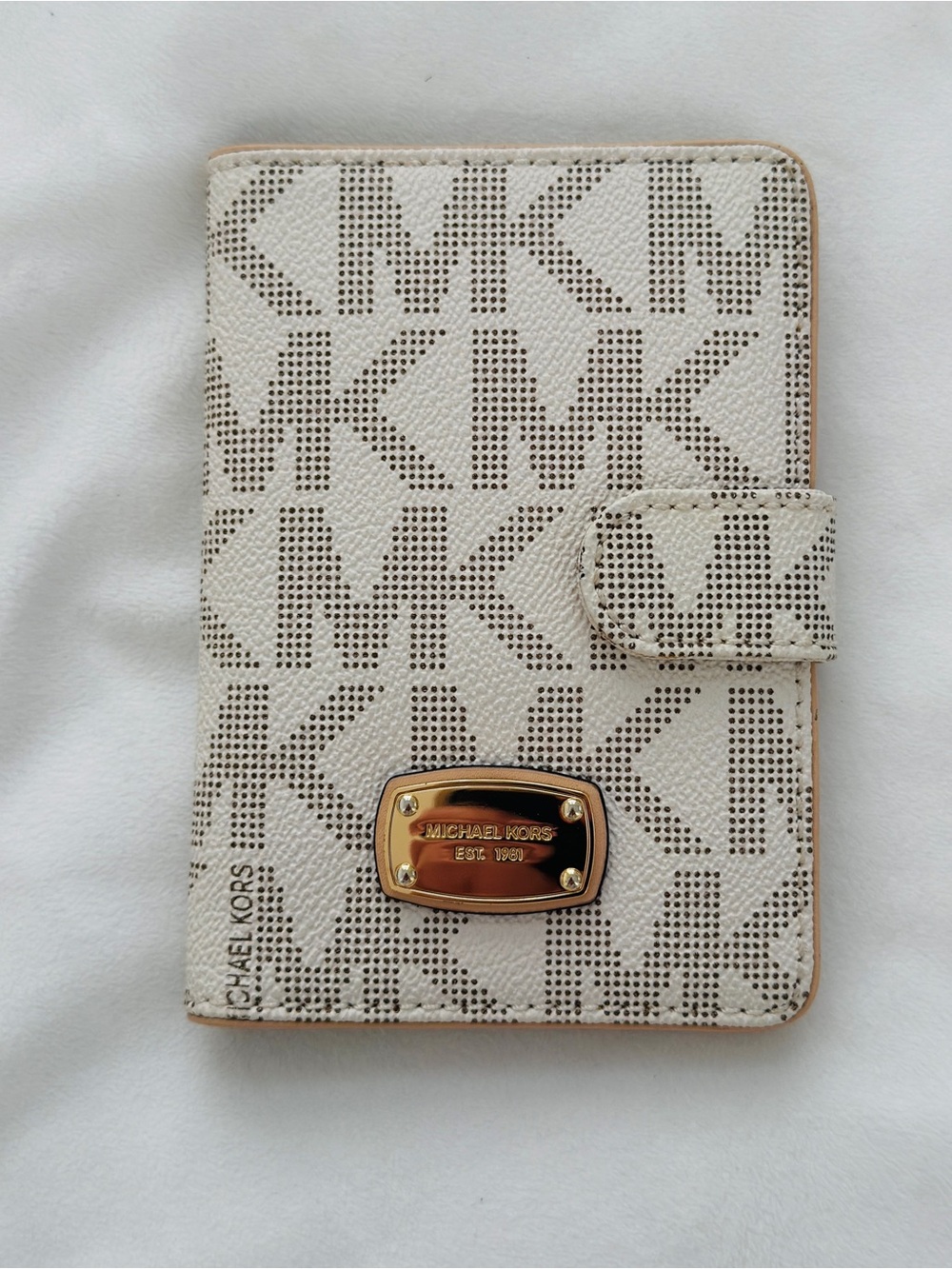 Michael Kors Jet Set Signature Passport Travel Holder Wallet Vanilla colorway